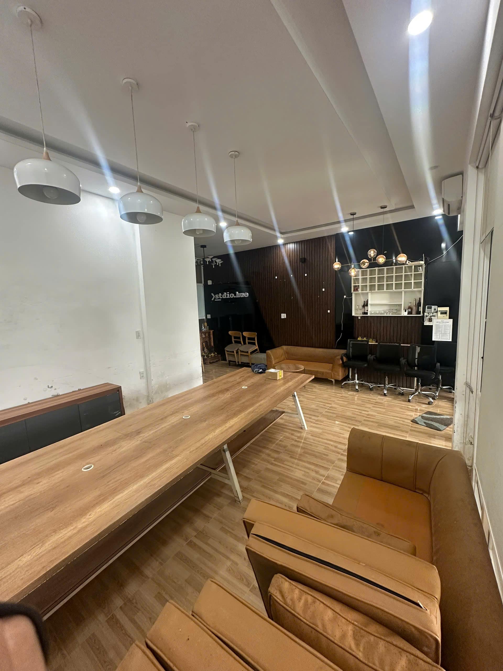 z7219127030191_513c1919e38b6b6c5db9a1d5cfed46aa-min